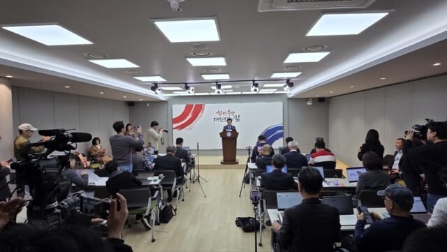10일 충남도청 브리핑룸에서 박정현 전 부여군수가 수많은 취재진이 모인 가운데 충남·대전 통합시장 선거 불출마를 선언하는 기자회견을 열고 있다.