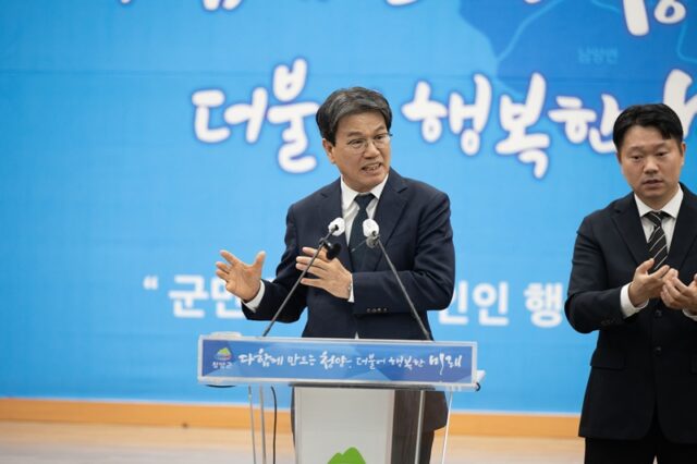 김돈곤 군수가 언론브리핑을 진행하고 있다.(사진=청양군)