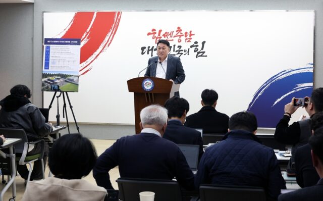 안호 도 산업경제실장이 기자회견을 진행하고 있다.(사진=충청남도)