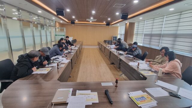 지난 12일 2026년 선도농가 현장실습 교육에서 선도농가와 신규 귀농인이 매칭되어 교육을 진행하고 있다.(사진=청양군)