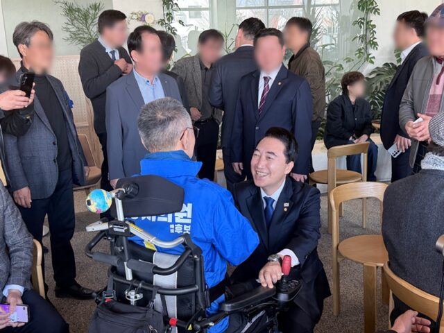 박수현 출마예정자는 지난 25일 당진시를 찾아 상공회의소, 현대제철 노동조합, 전통시장을 찾아 소통행보를 이어갔다.