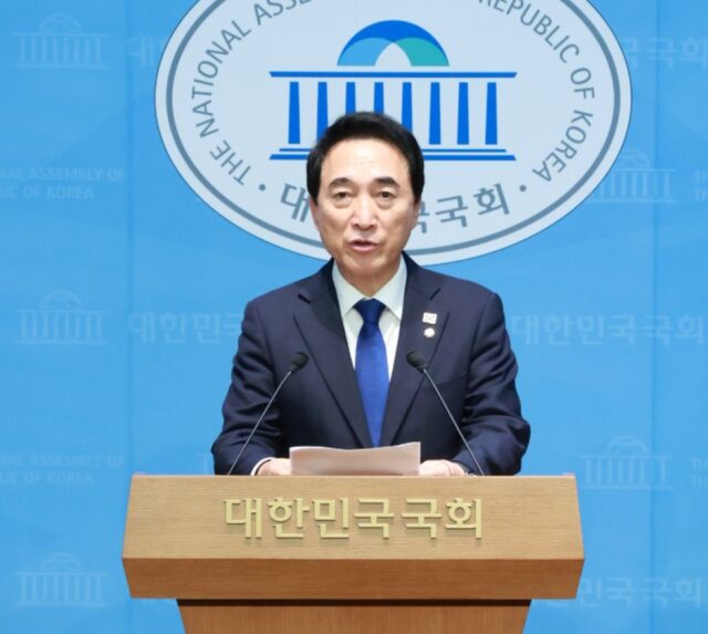 박수현 출마예정자는 26일 최근 경선 과정에서 불거진 조직 동원 및 세 과시 경쟁에 우려를 표하며, 당원 주권을 지키기 위한 ‘공정 경선 3대 원칙’을 제안했다.