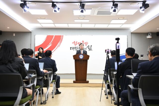 김태흠 충청남도지사는 2일 도청 프레스센터에서 기자회견을 진행하고 있다.(사진=충청남도)