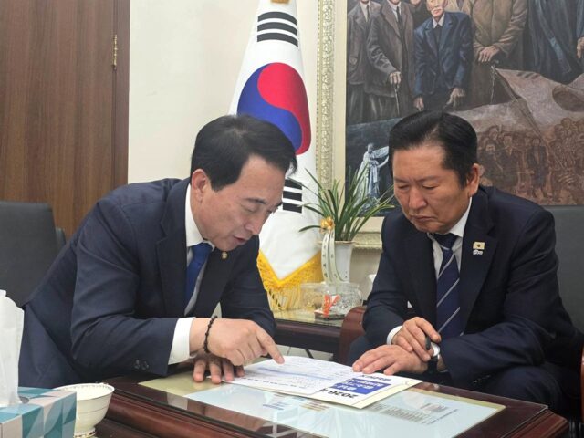 박수현 충남도지사 경선 후보(왼쪽)가 정청래 더불어민주당 대표와 집무실에서 만나 '2026 추경 3대 반영 요청사항' 건의서의 구체적인 내용을 설명하고 있다.