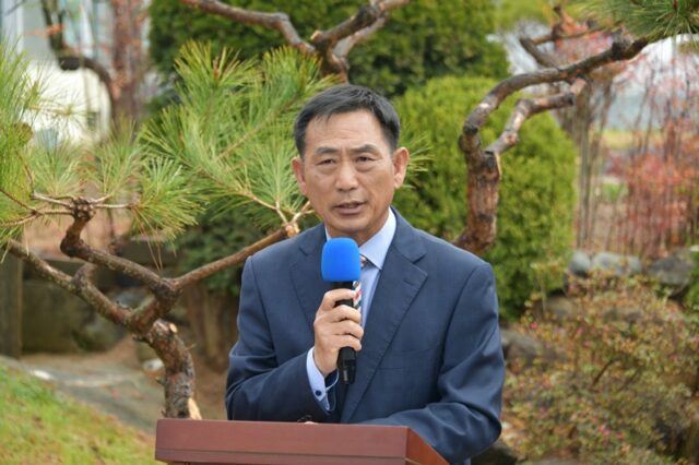 경과보고와 함께 붉은 비단과 하얀 망건 출간 봉정식을 진행하고 있는 충신공 14대 종손인 권석환 교수