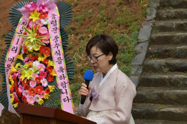 중수비 내용을 낭독하는 송현호(충신공 14대 종부)