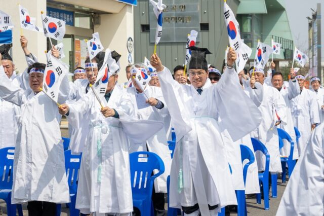 지난 3일 운곡면사무소 기념비 앞에서 운곡 3·1 만세운동 제향행사에서 3.1만세를 재현하고 있다.(사진=청양군청)