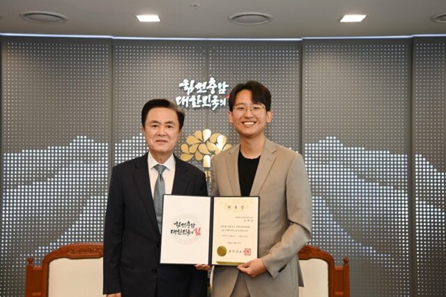 김태흠 지사는 17일 도청 접견실에서 유재민 서울대 컴퓨터공학부 교수를 접견하고, 유 교수를 충청남도 AI 특별위원회 신임 위원으로 위촉했다.(사진=충청남도)