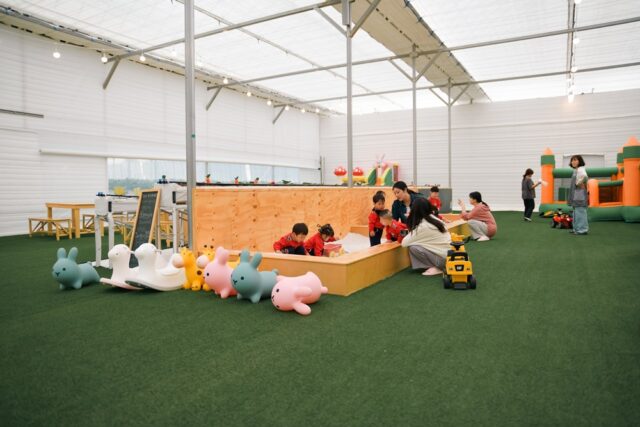 농장 한편에 마련된 실내 놀이 시설 및 휴게 공간. 단순한 농장을 넘어 가족 단위 방문객이 편안하게 머물 수 있도록 모래놀이와 에어바운스 등 다양한 콘텐츠가 갖춰져 있다.