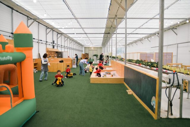 농장 한편에 마련된 실내 놀이 시설 및 휴게 공간. 단순한 농장을 넘어 가족 단위 방문객이 편안하게 머물 수 있도록 모래놀이와 에어바운스 등 다양한 콘텐츠가 갖춰져 있다.