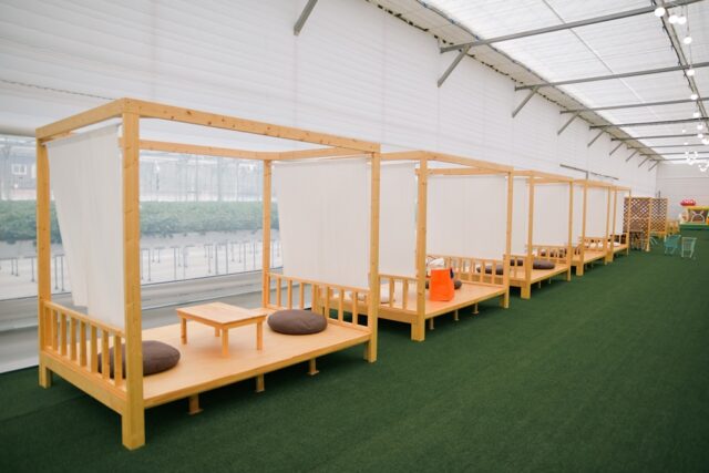 체험 후 가족이나 단체가 오붓하게 휴식을 취할 수 있는 프라이빗 방갈로 형태의 쉼터. 청년 농부 특유의 감각적인 인테리어가 돋보이는 공간이다.