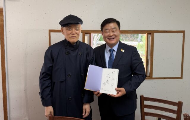 충남 민주·진보 교육감 단일 후보인 이병도 예비후보가 사상가 도올 김용옥 한신대 석좌교수로부터 선거 승리를 기원하는 친필 메시지를 받았다.