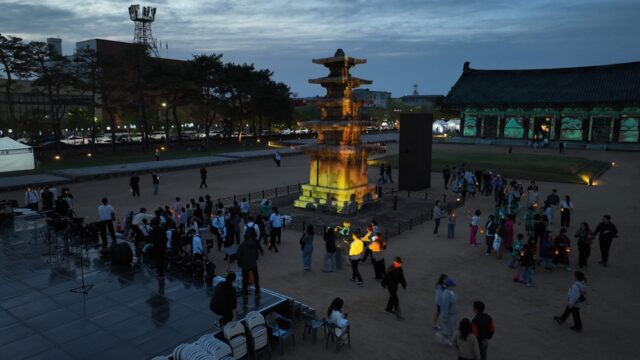 선비체험을 마치고 부여 정림사지에서 관람객들과 함께 연등을 든 채, 화려한 미디어아트로 장식된 정림사지 오층석탑 주위를 돌며 소원을 비는 '탑돌이'에 참여하고 있다.