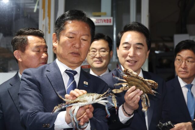 대천수산시장을 찾은 더불어민주당 정청래 대표와 박수현 충남지사 후보