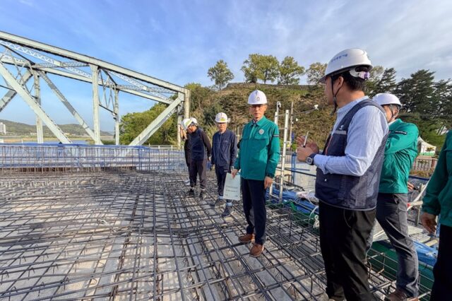 제2금강교 건설 현장 점검  장면(사진=공주시)