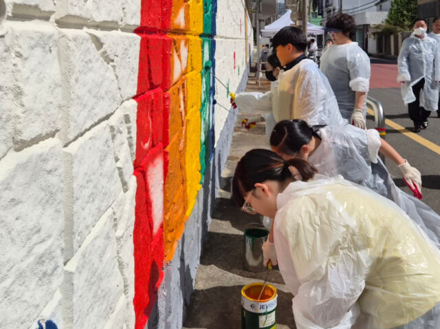 대전 용두동, 주민과 학생이 함께 그린 마을길 ‘서대전초 담장 벽화’ 새단장(사진=대전 중구청)