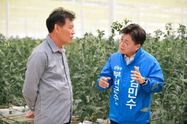 스마트팜 시설원예 농가를 방문해 토마토 생산 시설의 개선점과 농업 현대화에 대한 농민의 목소리에 귀를 기울이고 있다.