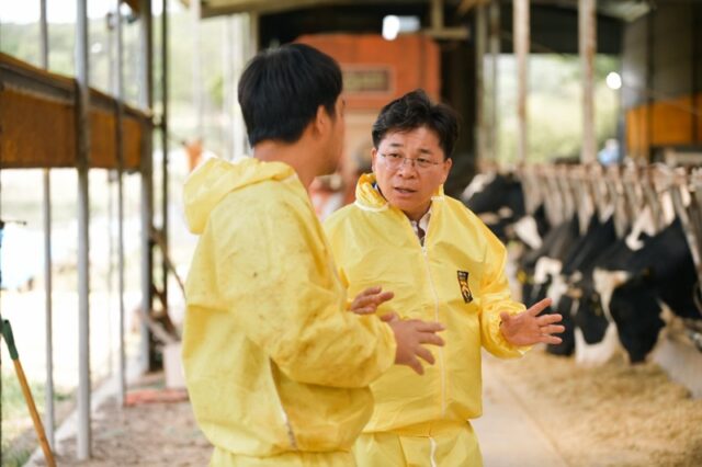 낙농 농가를 찾은 김 후보가 방역복을 갖춰 입고 축산인과 나란히 앉아 사료 가격 인상 등 경영 애로사항을 청취하고 있다.