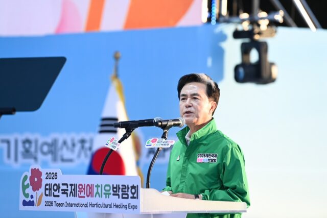 김 지사는 이번 박람회에서 “세계 40개국 132개 원예 기업들이 모여 기술과 경험을 나누며 투자와 협력의 기회를 창출할 것”이라며 “충남은 이번 성과를 바탕으로 태안을 원예치유산업의 거점으로 키우고 지역 발전의 새로운 동력을 만들겠다”고 밝혔다.