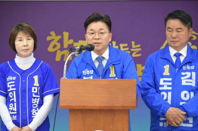 기자의 질문에 답하고 있는 민주당 김민수 부여군수 후보(사진=스토리스팟)