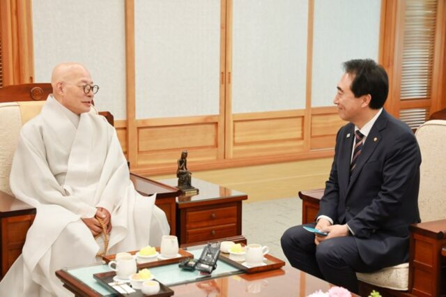 박수현 더불어민주당 충청남도지사 후보가 27일(월) 조계종 본사를 찾아 총무원장을 맡고 있는 진우스님을 예방했다 .