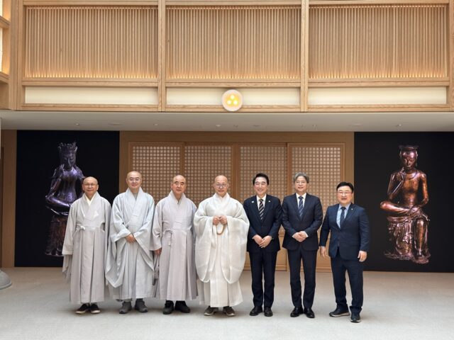 박수현 더불어민주당 충청남도지사 후보가 27일(월) 조계종 본사를 찾아 총무원장 진우스님을 예방하고 기념사진을 촬영하고 있다.