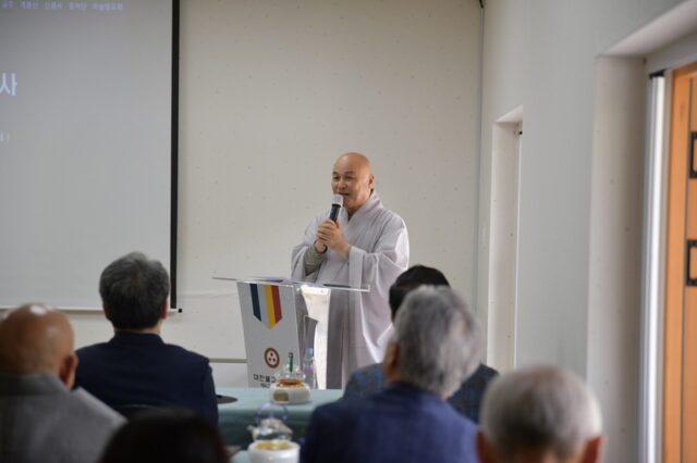 성 관 신원사 주지스님이 환영사를 진행하고 있다.(사진=스토리스팟)