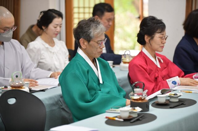 이 준 대한제국 황실후손회 회장 외 참석자들이 학술 발표회 자료를 보며 경청하고 있다.(사진=스토리스팟)