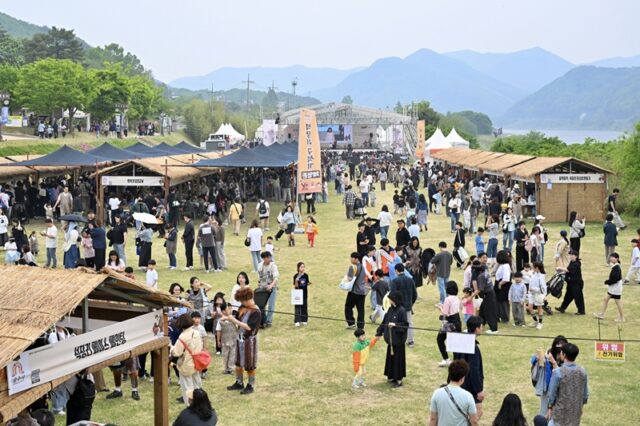 축제장은 황금연휴 가족 관람객들어 인산인해를 이루고 있다.(사진=공주시)