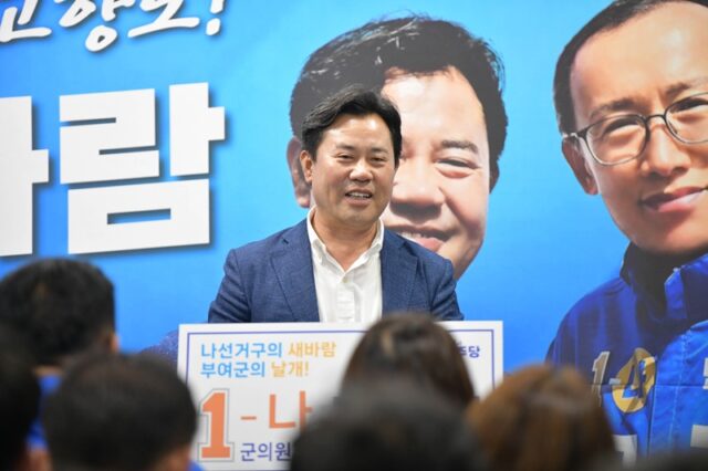 구기홍 후보의 해박한 행정 실무 능력을 높이 평가하며 지지를 호소하는 박정현 전 부여군수의 축사 장면.