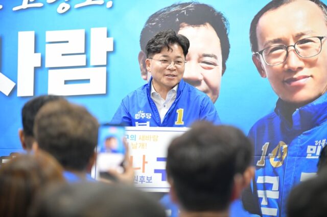 구 후보 부친의 헌신에 감동해 돌아가신 아버님을 떠올리며 눈물 섞인 축사를 전하는 김민수 부여군수 후보.