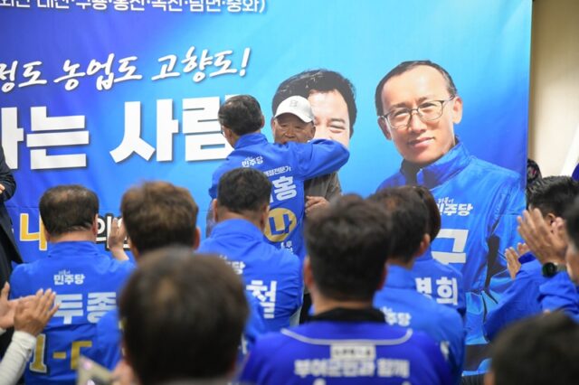 아들의 당선을 위해 헌신적으로 선거운동에 나선 아버님을 뜨겁게 포옹하며 감사의 마음을 전하는 구기홍 후보.
