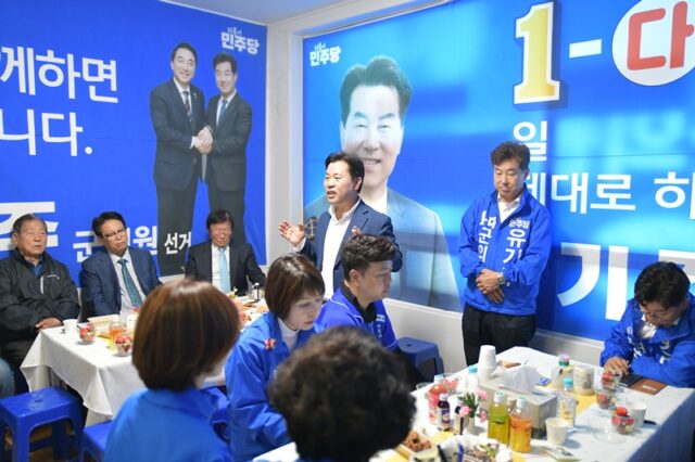 박정현 전 부여군수가 축사를 통해 “남면의 유기주를 필두로 윤선예, 구기홍 3인 전원이 당선되어 의회의 주도권을 잡아야 한다”고 필승 전략을 제시하고 있다.