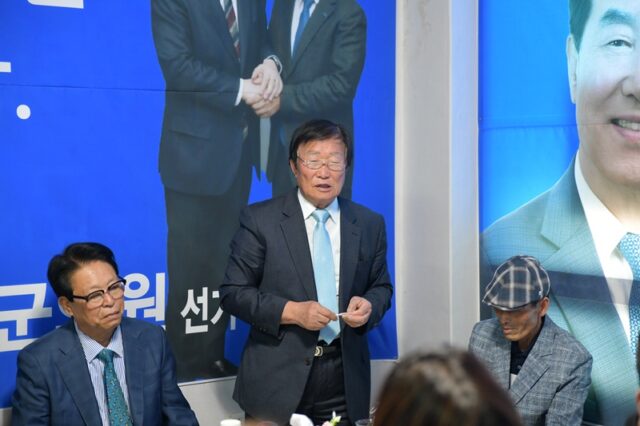 유기주 후보의 종친인 유익렬 부여군유림회장이 자리에 참석해 축사를 이어가고 있다.