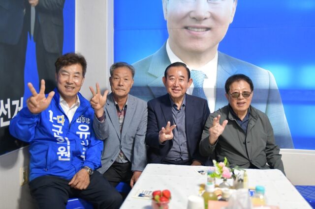 유기주 후보의 오랜 친구인 정찬권 전 재향군인회 회장, 최철근 부여여객 대표 등 지역 인사들이 기호 1번을 상징하는 손가락 포즈로 응원하고 있습니다.