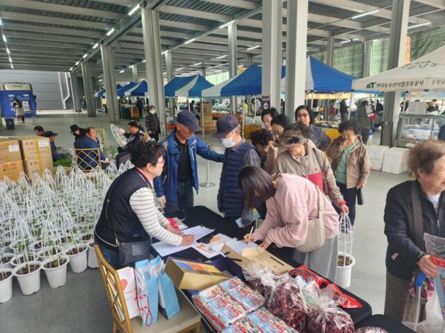 청양군 청양고추연구회(회장 이성춘)가 7일 서울 구로구 신도림 더링크호텔에서 열린 직거래 장터에서 ‘2026년 청양고추 홍보행사’를 열고, 서울 시민들에게 청양고추만의 차별화된 매력을 선보였다.(사진=청양군)