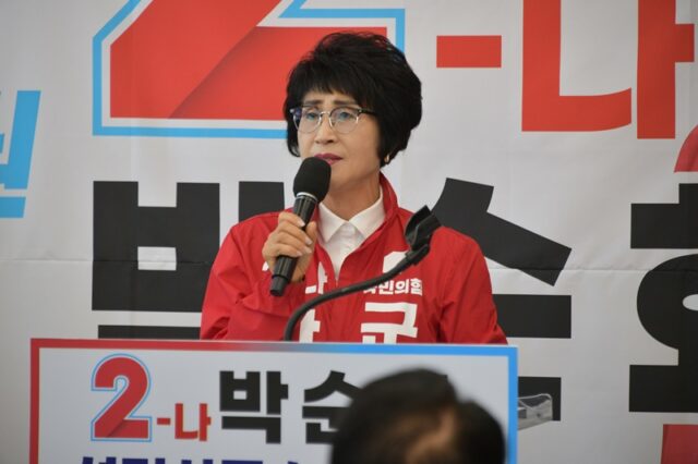 부여군 가선거구(부여읍·규암면)에 출마한 국민의힘 기호 2-나 박순화 후보가 9일 오후 자신의 선거사무소 개소식에서 마이크를 잡고 부여 경제 부활을 향한 강력한 포부와 필승의 결의를 밝히고 있다.