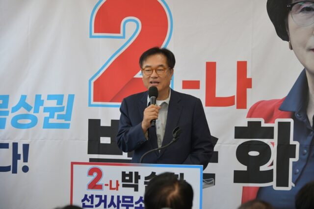 정진석 전 비서실장이 축사를 진행하고 있다.