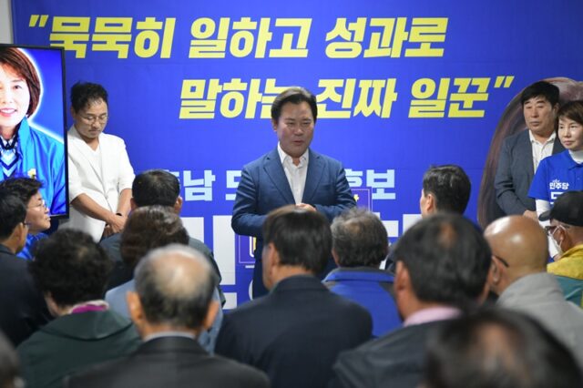 민병희 충남도의원 후보 선거사무소 개소식에서 박정현 전 부여군수가 축사를 통해 부여 지역의 급격한 민심 변화와 다가오는 지방선거 및 보궐선거의 중대한 의미를 역설하고 있다.