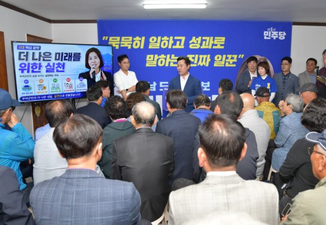 민병희 충남도의원 후보 선거사무소 개소식에서 박정현 전 부여군수가 축사를 통해 부여 지역의 급격한 민심 변화와 다가오는 지방선거 및 보궐선거의 중대한 의미를 역설하고 있다.