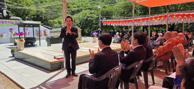 더불어민주당 박수현 충남도지사 후보가 9일 오전 천안 각원사에서 열린 '청동대불(아미타불) 50주년 기념 관불식'에 참석해 사부대중을 향해 합장 인사를 하고 있다.