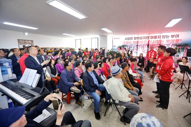 충남도의원 제2선거구에 출마한 김영춘 후보가 축사를 전하고 있다.
