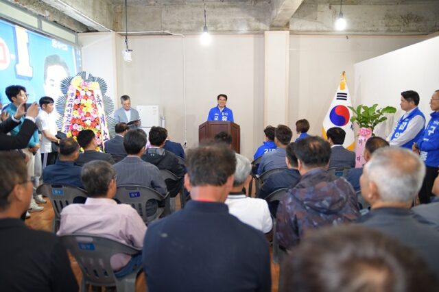 유두종 후보가 당원과 지지자들 앞에서 인사말을 전하고 있다.