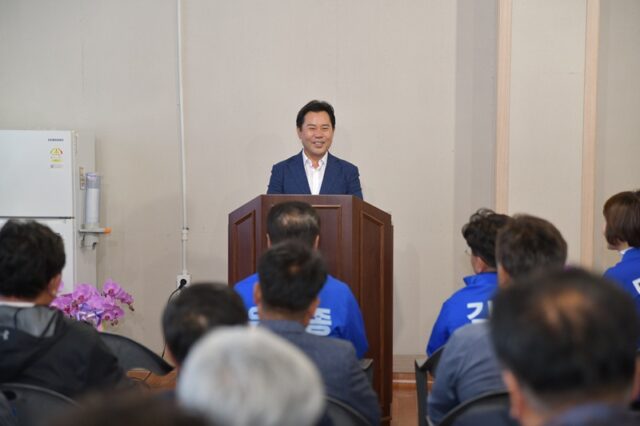 박 전 군수는 "내 친구 중 가장 점잖고 착한 친구"라며 "법이 없어도 살 정도로 정직한 사람"이라고 유 후보를 소개했다.