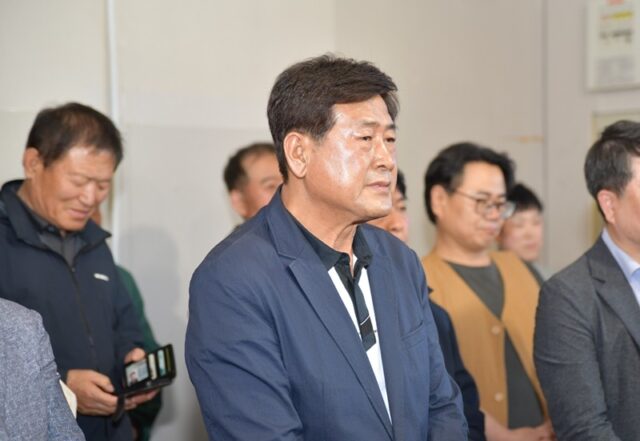 유두종의 형인 유찬종 전 의원이 동생의 개소식에 참석해 응원을 보내고 있다.