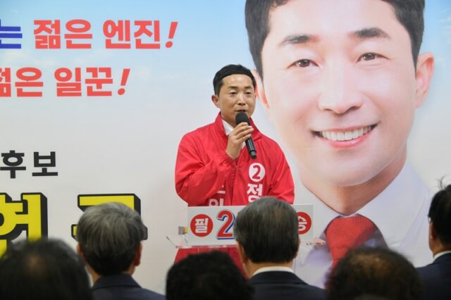 정 후보는 인사말에서 침체 일로를 걷고 있는 부여의 지역 경제와 급격한 인구 감소 문제를 강도 높게 지적하며, 부여의 새로운 도약과 성장을 이끌어갈 ‘젊고 강력한 엔진’이 되겠다는 굳은 결의를 표명했다.