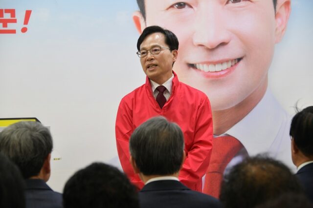 윤용근 예비후보는 축사에서 “정헌구 후보는 부여의 피가 다시 돌게 할 수 있는 젊은 엔진이자, 위대한 부여를 다시 만들 수 있는 젊은 일꾼”이라며 무한한 신뢰를 보냈다.