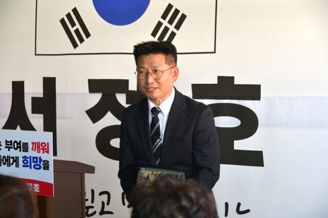 규암성결교회 장윤석 목사가 축사를 전하고 있다.