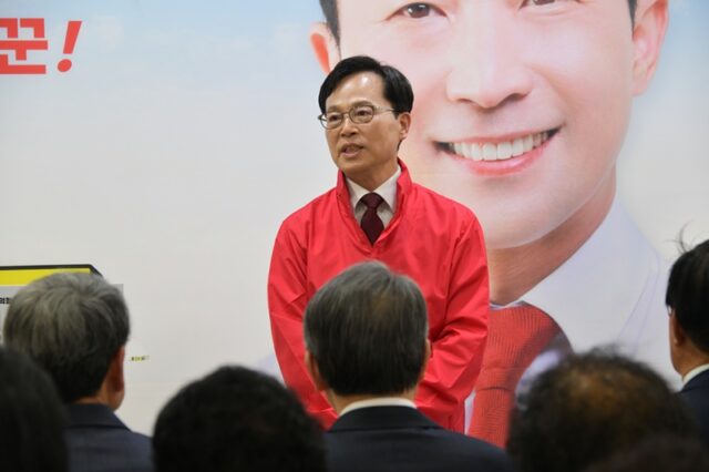 지난 10일 정헌구 도의원 후보 선거사무소에 참석해서 축사를 전하고 있는 윤용근 국회의원 후보 