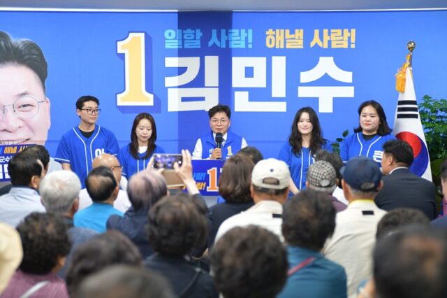 인사말에 앞서 김민수 부여군수 후보가 아빠를 대신해 열심히 뛰어준 세 명의 딸과 한 명의 아들을 무대 위로 불러 소개하며 가족과 함께 군민들에게 감사의 인사를 전하고 있다.